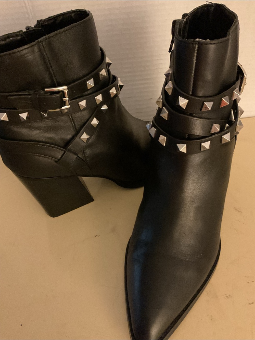 Steve Madden women black leather stud biker.Cala biker heel boots US 8.5